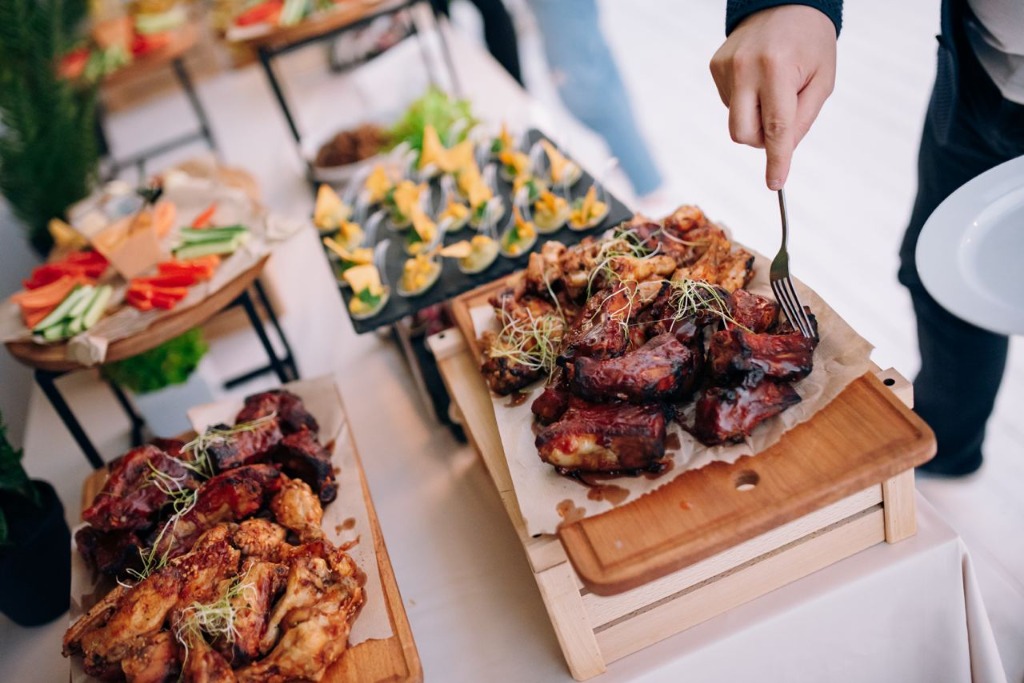 Соковиті реберця та BBQ страви на даху